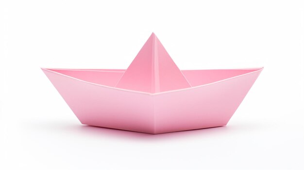 Barca di carta rosa isolata su sfondo bianco