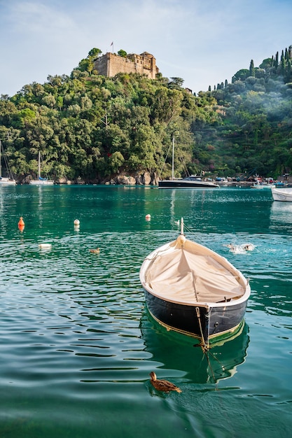 Barca di fronte al Castello Brown di Portofino