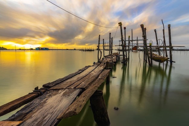 Barca di legno al pilastro in Tailandia.