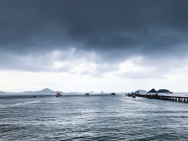 Barca di mare della Tailandia con paesaggio del cielo nuvoloso