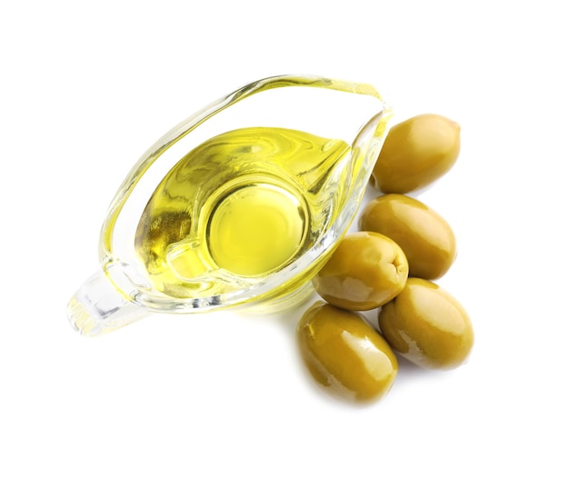 Barca di salsa di vetro con olio d'oliva su sfondo bianco