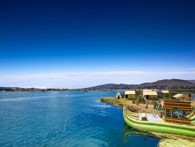 Barca di Totora sul lago Titicaca vicino a Puno, Perù