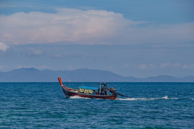 barca e cielo blu con il mare