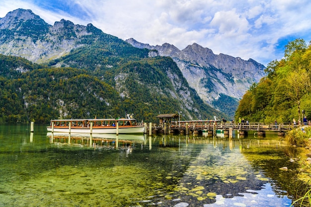 Barca elettrica nel Parco Nazionale Koenigssee Konigsee Berchtesgaden Baviera Germania