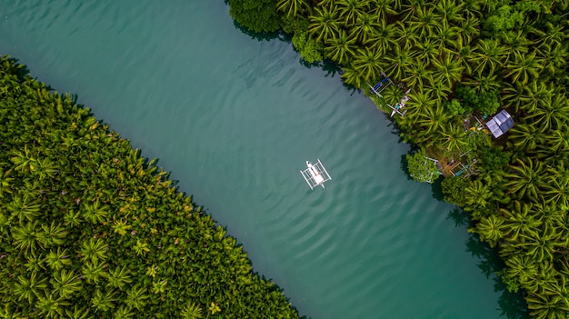 Barca filippina nel fiume, Bohol, Filippine di vista aerea