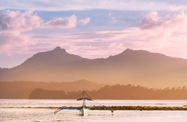 Barca filippina tradizionale nel mare, isola di Palawan, Filippine