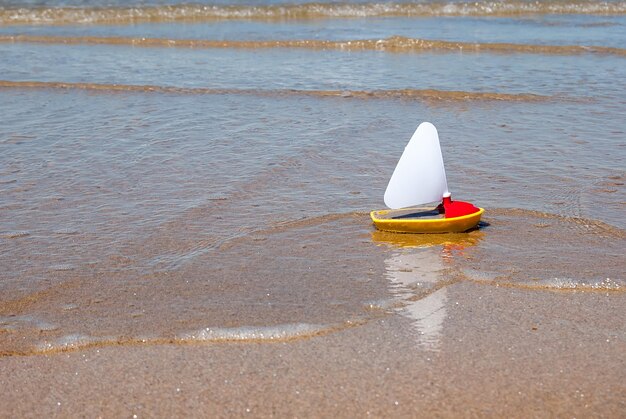 Barca giocattolo per bambini in spiaggia