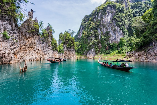 Barca longtail tradizionale con una splendida vista del paesaggio nella diga di Ratchaprapha al Parco Nazionale di Khao Sok