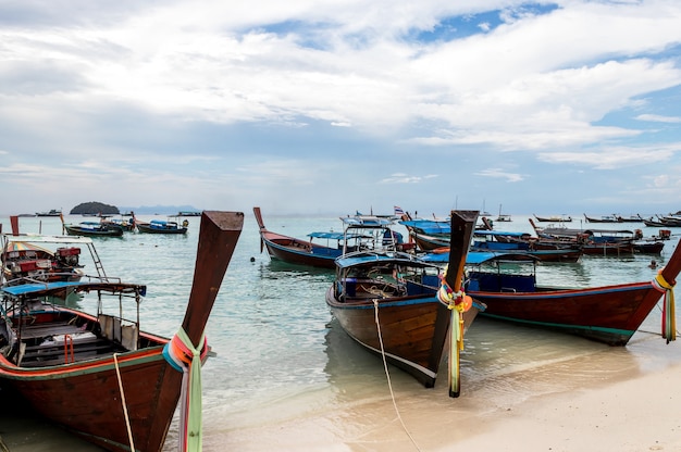 barca lunga coda è chiara acqua e cielo blu. Isola di Lipe, Tailandia.