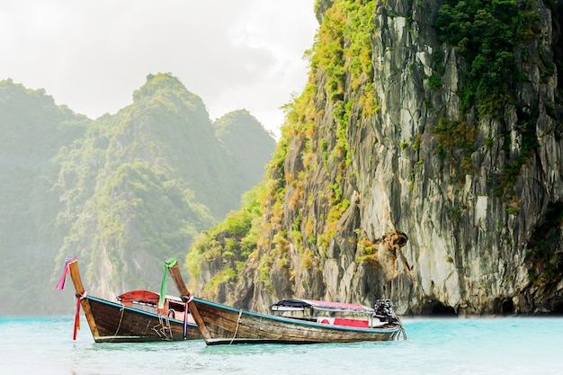 barca lunga e rocce sulla spiaggia railay in Thailandia