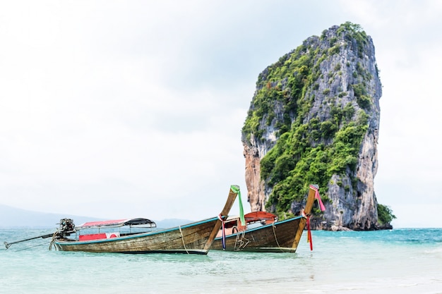 barca lunga e rocce sulla spiaggia railay in Thailandia