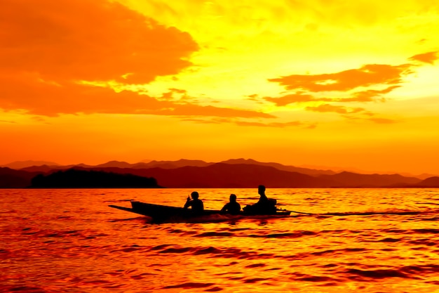 Barca nei tramonti sul mare