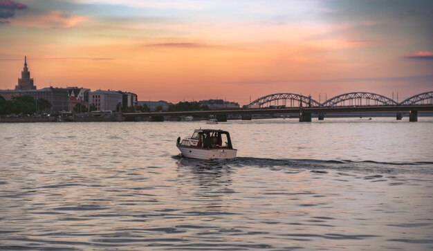 Barca nel fiume al tramonto