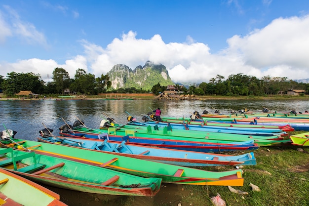 barca nel fiume Song a Vang Vieng