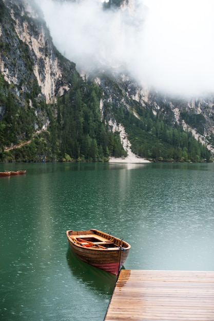 barca nel lago