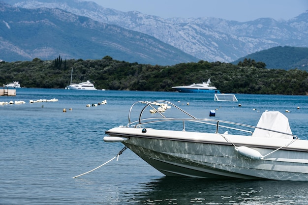 Barca nel mare Adriatico Montenegro