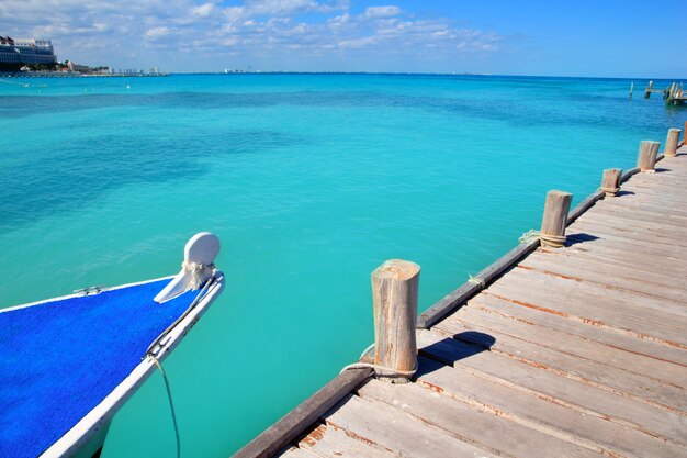 Barca nel molo di legno Cancun Caraibi tropicale