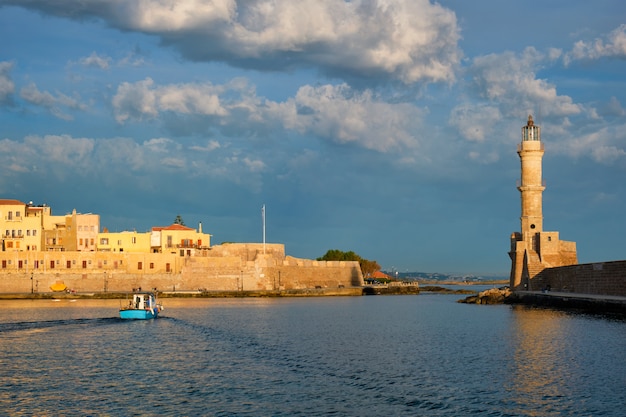 Barca nel pittoresco vecchio porto di Chania, isola di Creta. Grecia