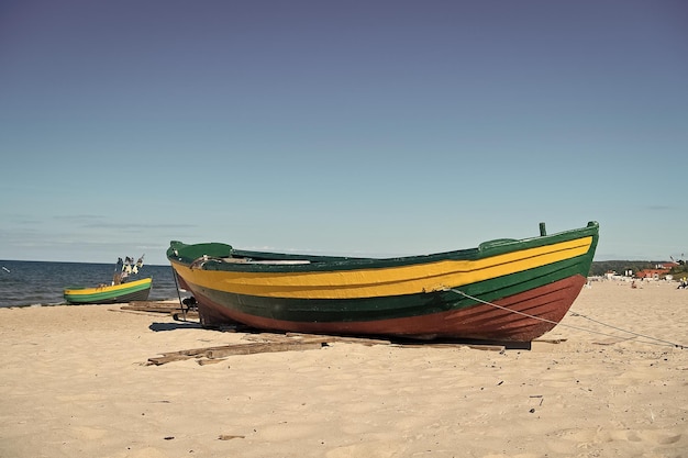 Barca o nave sulla spiaggia sabbiosa