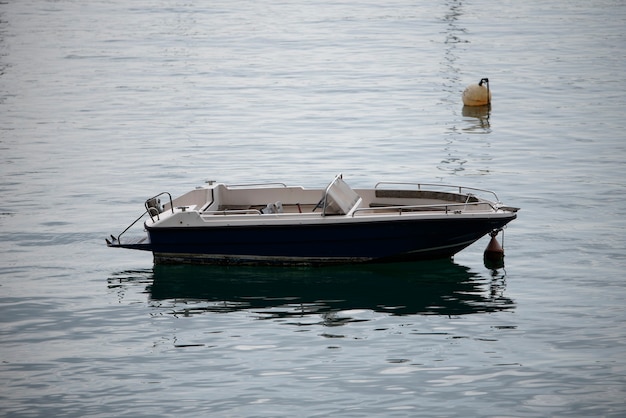 barca ormeggiata in acqua