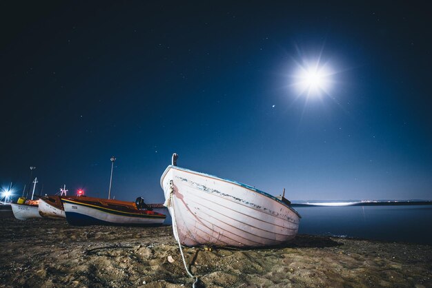 Barca ormeggiata sulla spiaggia contro il cielo notturno