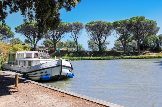 Barca per le vacanze nel Canal du Midi, viaggio in famiglia con chiatta nel sud della Francia