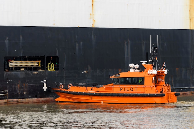 Barca pilota e nave da carico in mare Imbarco pilota Pilotaggio