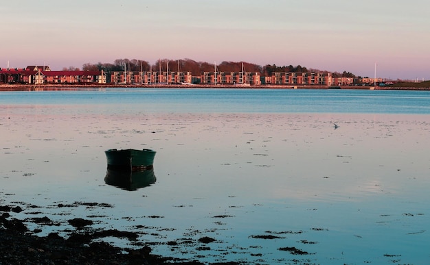 Barca solitaria nel fiordo di Roskilde in Danimarca