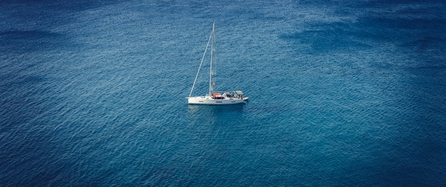 Barca solitaria sul mare, Milos, Grecia