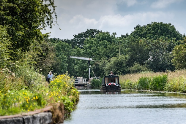 Barca stretta sullo Shropshire Union Canal nello Shropshire