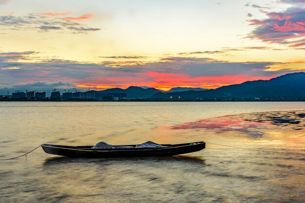 Barca su un lago al tramonto