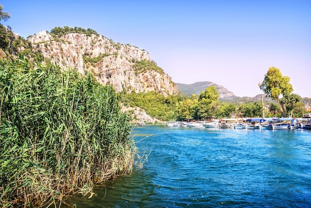 Barca sul fiume Dalyan Lycian Tombs Mar Mediterraneo Marmaris Turchia