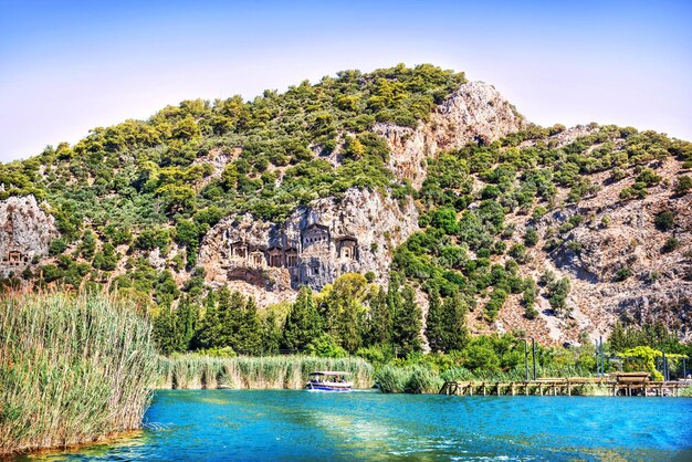 Barca sul fiume Dalyan Lycian Tombs Mar Mediterraneo Marmaris Turchia