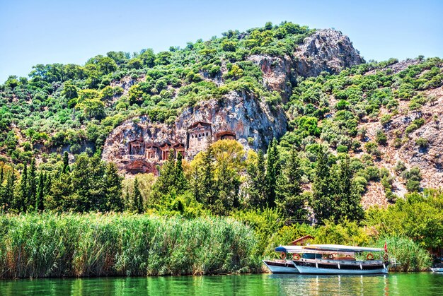 Barca sul fiume Dalyan Lycian Tombs Mar Mediterraneo Marmaris Turchia