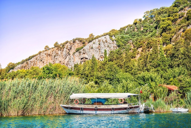 Barca sul fiume Dalyan Lycian Tombs Mar Mediterraneo Marmaris Turchia