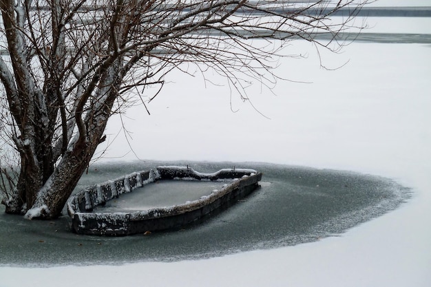 Barca sul fiume ghiacciato