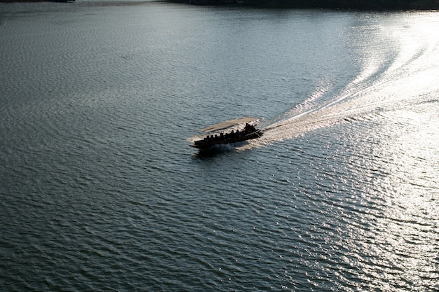 Barca sul fiume, Kanchanaburi Tailandia