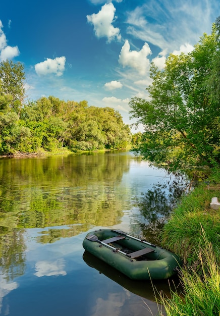 Barca sul fiume