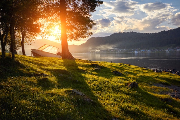 Barca sul lago a sfondo del tramonto