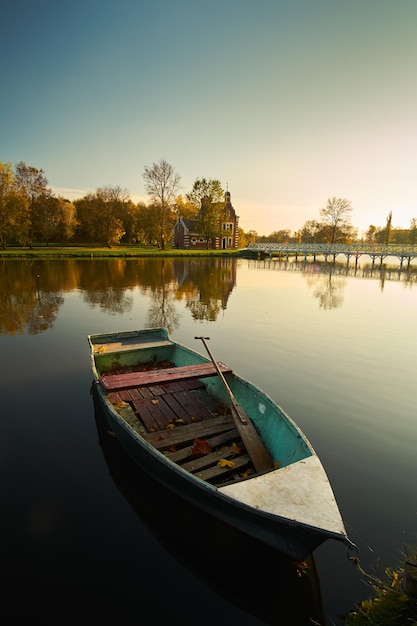 Barca sul lago d'autunno