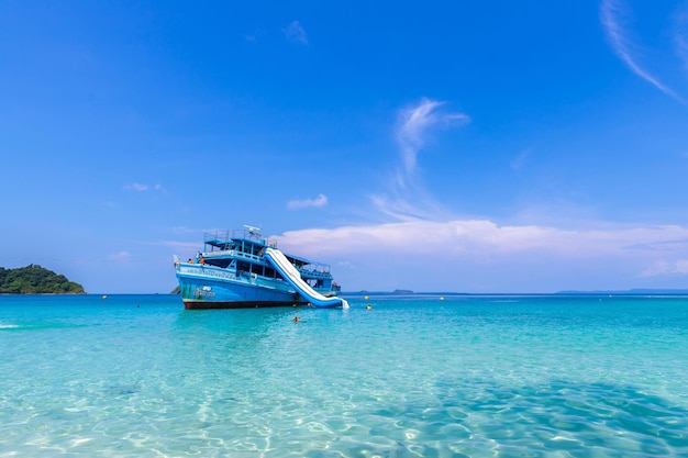 Barca sul mare con un bellissimo colore dell'acqua