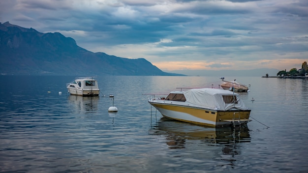 Barca sul mare con vista sulle montagne