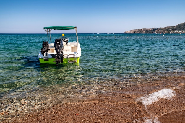 Barca sul mare nella località balneare Faliraki nell'isola di Rodi in Grecia