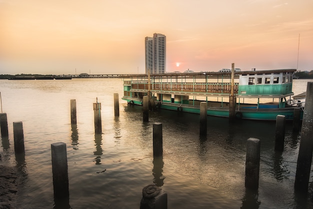 Barca sul tramonto del fiume