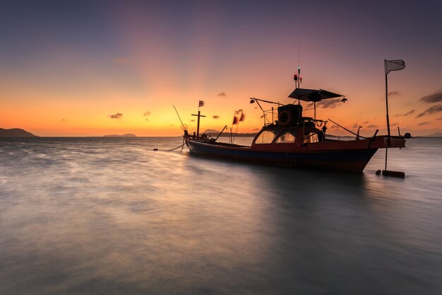 Barca tailandese tradizionale del longtail alla spiaggia di alba a Phuket, Tailandia