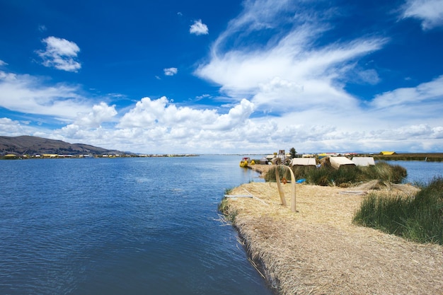 Barca Totora sul lago Titicaca vicino a Puno, in Perù