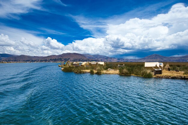 Barca Totora sul lago Titicaca vicino a Puno, Perù