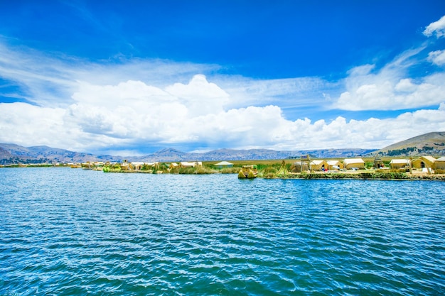 Barca Totora sul lago Titicaca vicino a Puno Perù