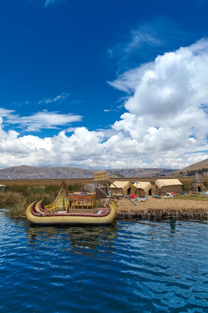 Barca Totora sul lago Titicaca vicino a Puno Perù