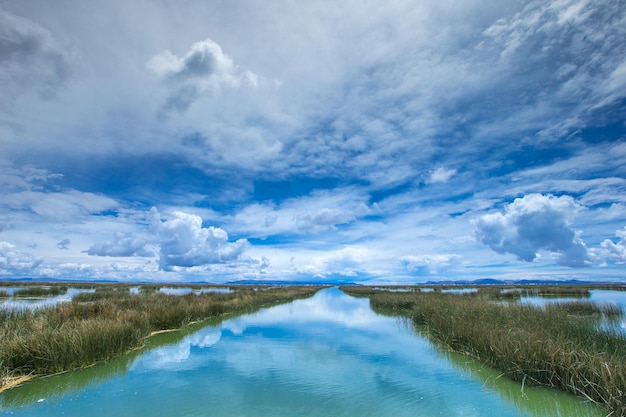 Barca Totora sul lago Titicaca vicino a Puno Perù